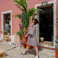 rapariga a segurar a planta kentia da loja de plantas em Alcântara, curae plantshop