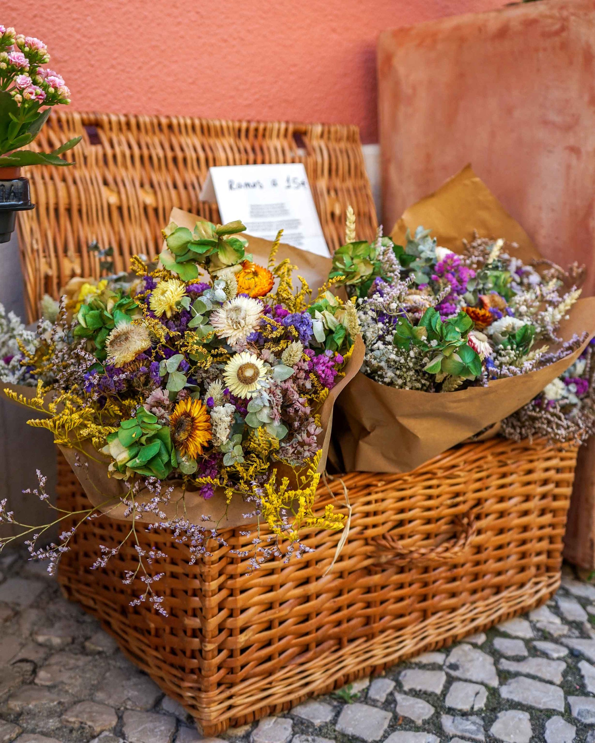 Ramos coloridos de flores secas da loja online e florista online curae